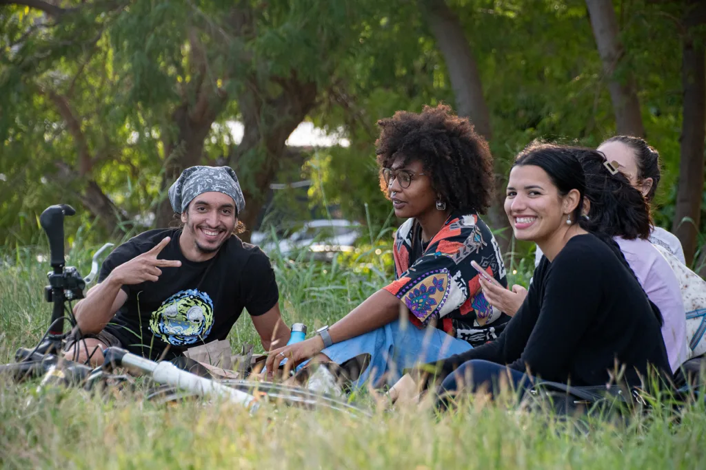 Grupo de jóvenes hacen picnic junto a Citykleta