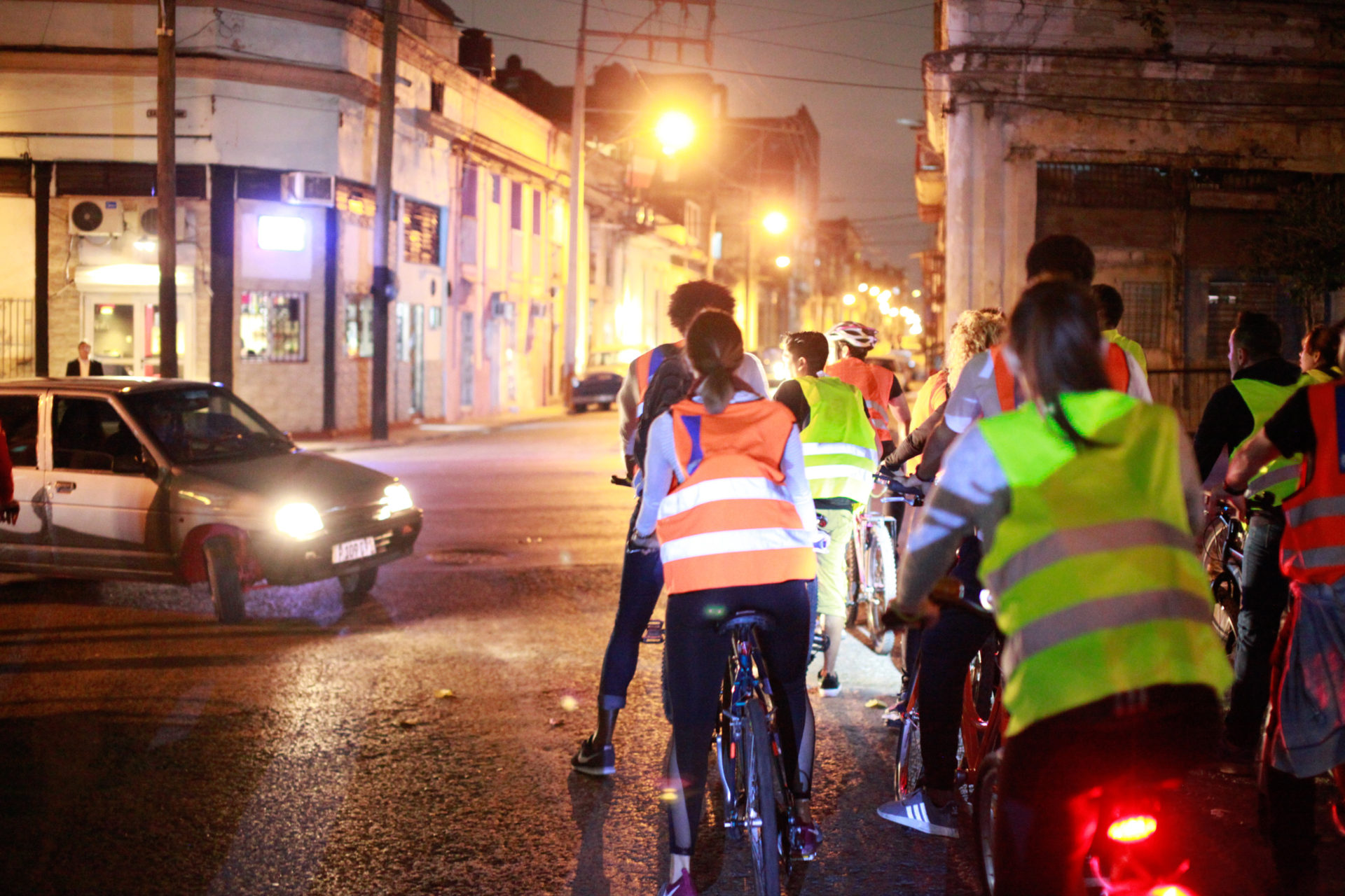 Vuelta de Noche, ciclistas atravesando Centro Habana