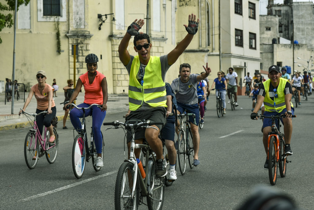 Pedalea por el Clima,ciclistas de La Habana, Cuba