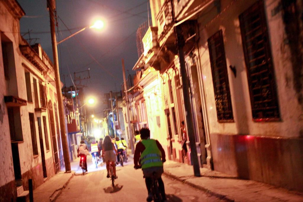 Ciclistas atravesando Centro Habana, foto de Kelley Clayton