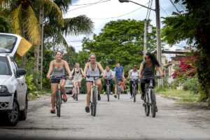 Grupo de personas salen del bosqque de La Habana