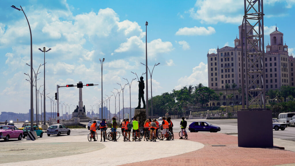 Clase de educación ciclista en La Habana frente al Hotel Nacional