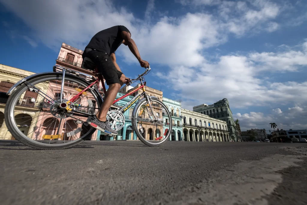 Bicicleta china pasando frente al Capitolio Nacional