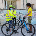 Dos jóvenes aprenden a montar bicicleta