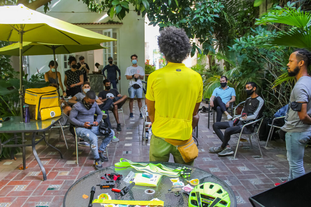 Bici-mensajeros de Mandao participan en el taller acerca de buenas prácticas en el ciclismo urbano
