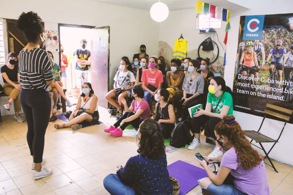 Mujeres asisten a un taller en el Pop Up Citykleta