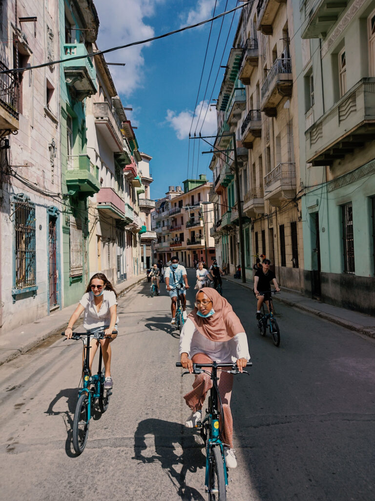 Grupo de estudiantes pedalea en Centro Habana