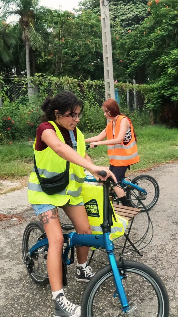 Mujeres aprenden a montar bicicleta