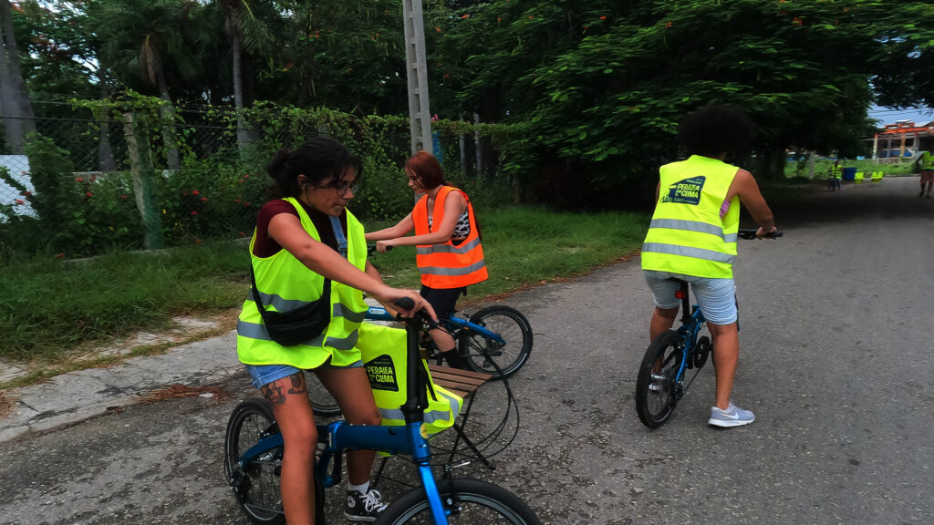 Chicas estan aprendiendo a pedalear