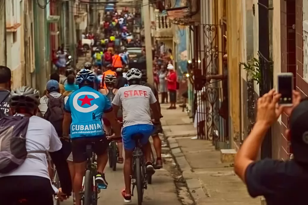 Atrvesando Centro Habana con la masa critica de ciclistas