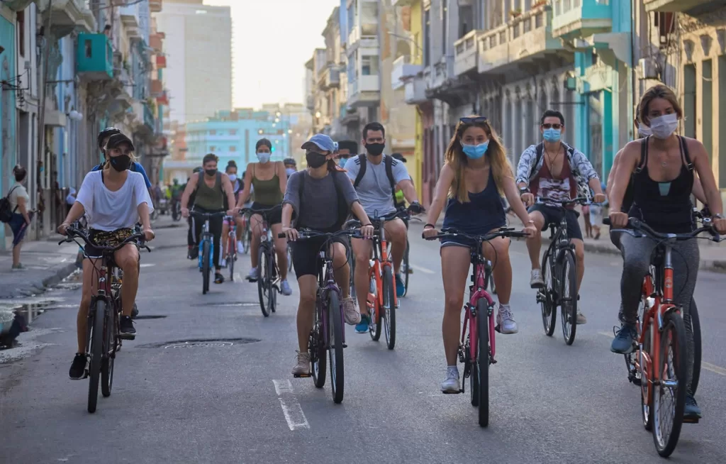 Mujeres ciclistas en la MAsa Critica Habana