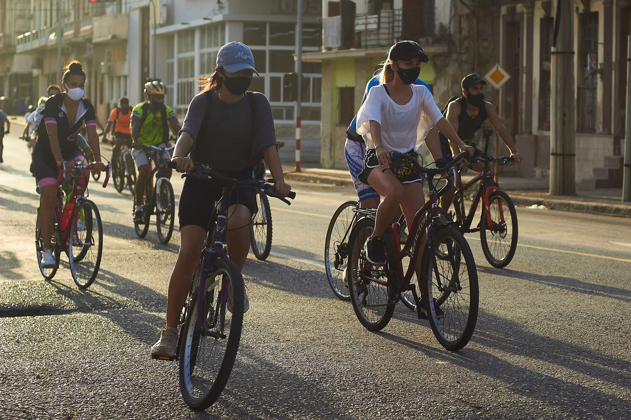 Las ciclistas de la masa critica en La Habana, Cuba