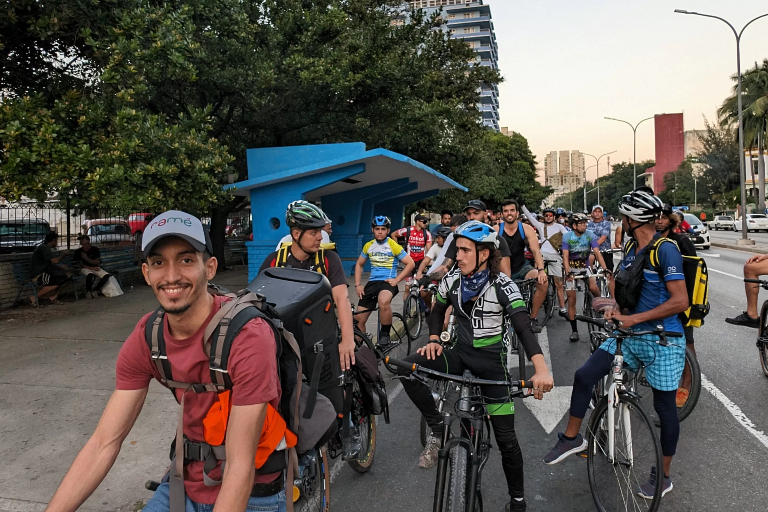 El grupo de ciclistas espera la luz verde del semáforo