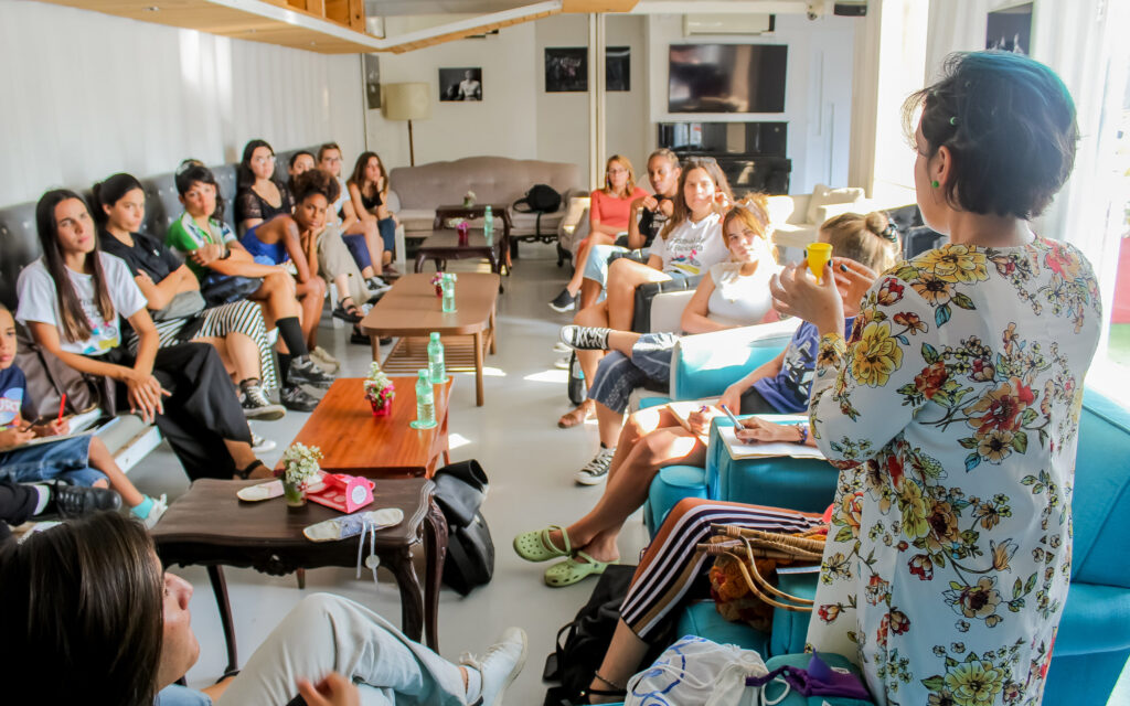 Charla sobre la muer ciclista y la copa menstrual
