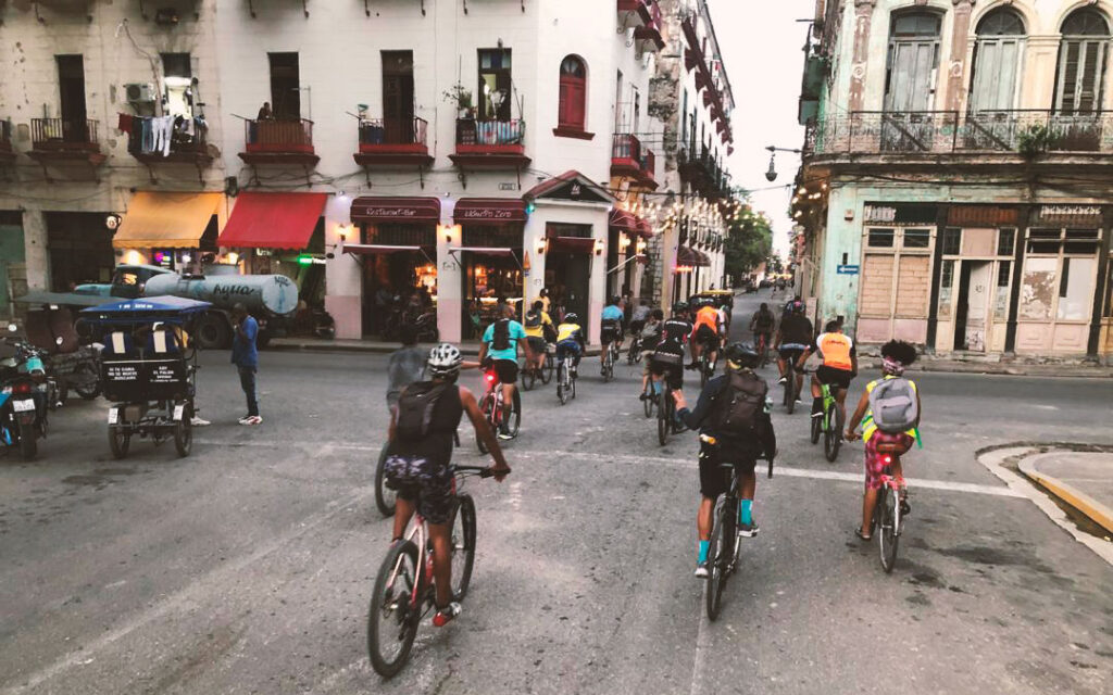 Grupo de ciclistas entra a La Habana Vieja.