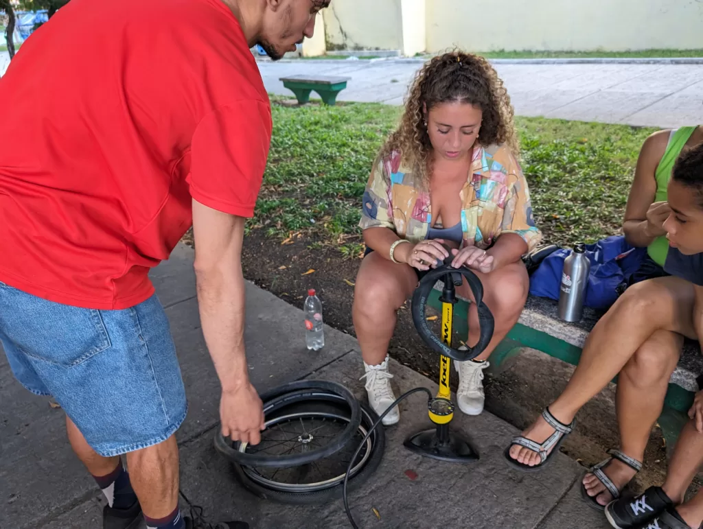 Women learn how to repare flat tires (Acapulco Park, Havana).
