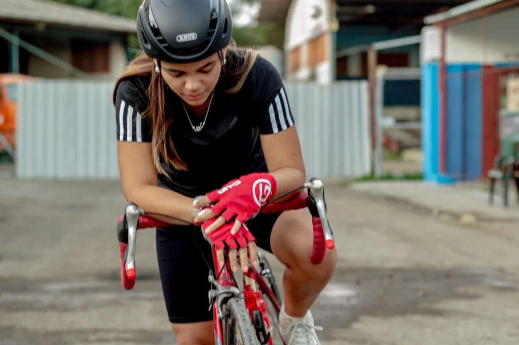 Mujer Ciclista vistiendo maillot y culotte