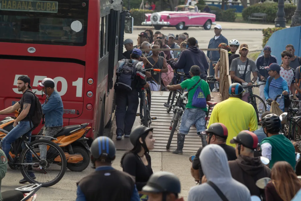 Ciclistas abordan el ciclobus en el centro histórico para cruzar la bahía de La Habana.