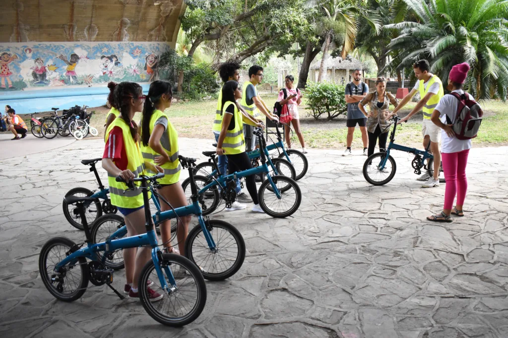 Jóvenes reciben clase para aprender a pedalear con instructores de Citykleta