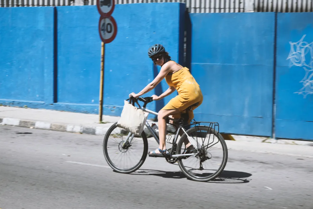 Mujer se mueve en bicicleta