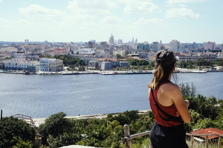 Céline está mirando la Bahía de La Habana desde el Cristo de La Habana. En bici por Cuba.