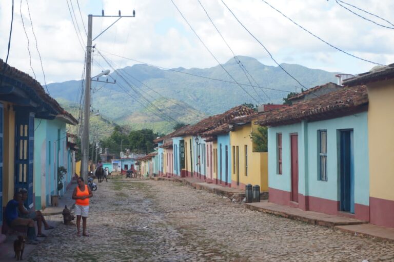 La ciudad turística de Trinidad con el bello paisaje de las montañas detrás