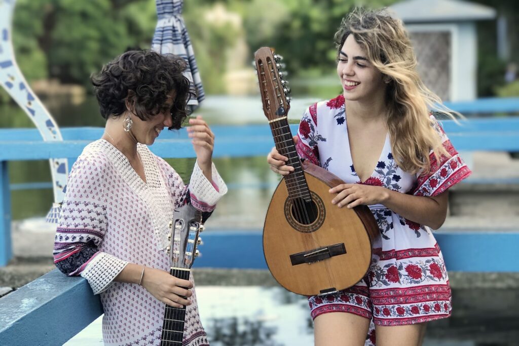 Sofía y Patricia del Dúo Aguas de Marzo