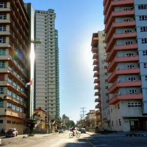 Mujer atraviesa la ciudad en bici