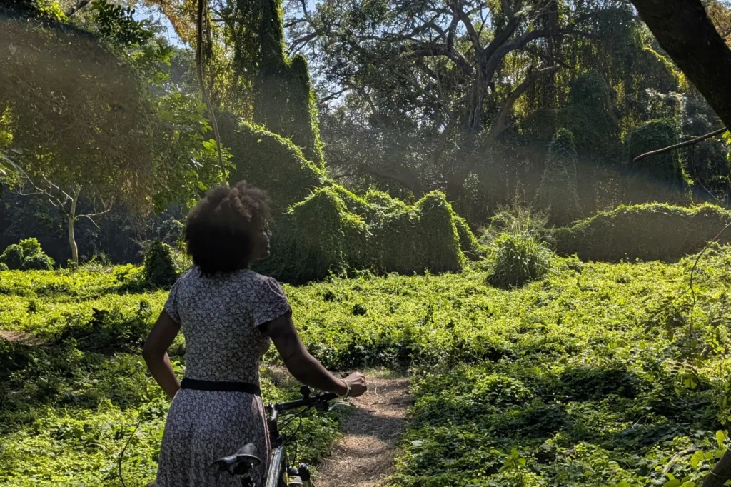 mujer en el bosque de La Habana