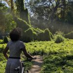 mujer en el bosque de La Habana