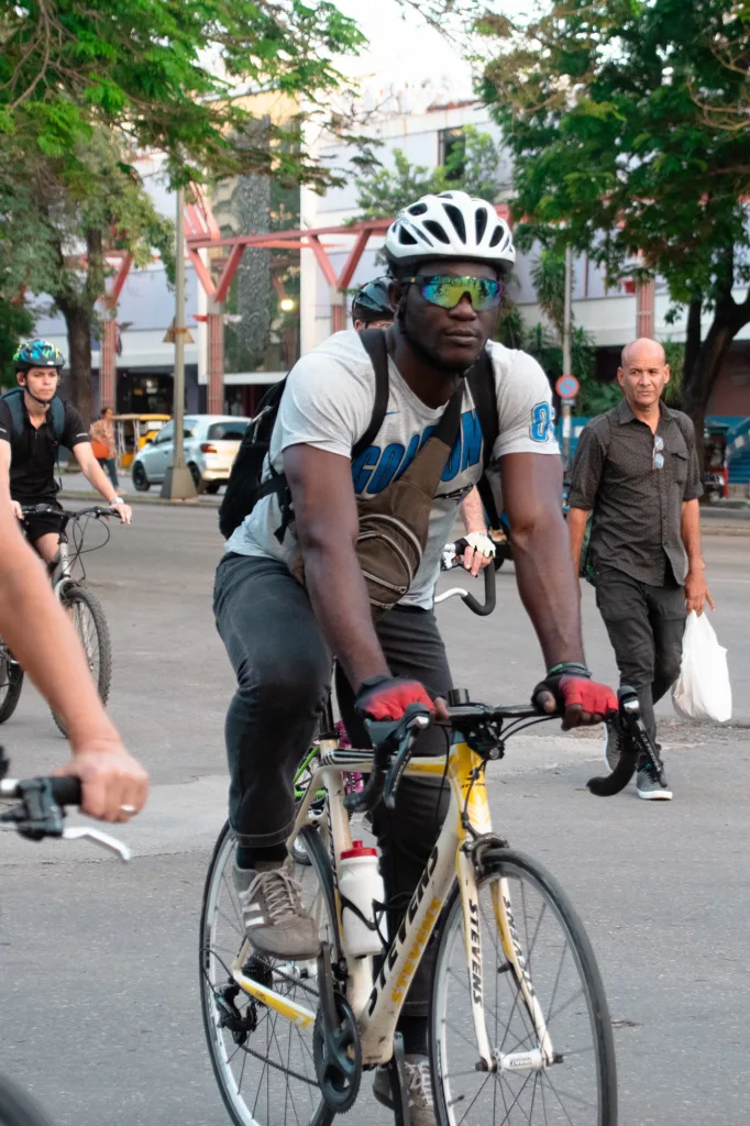 Ciclista cubano en Centro Habana