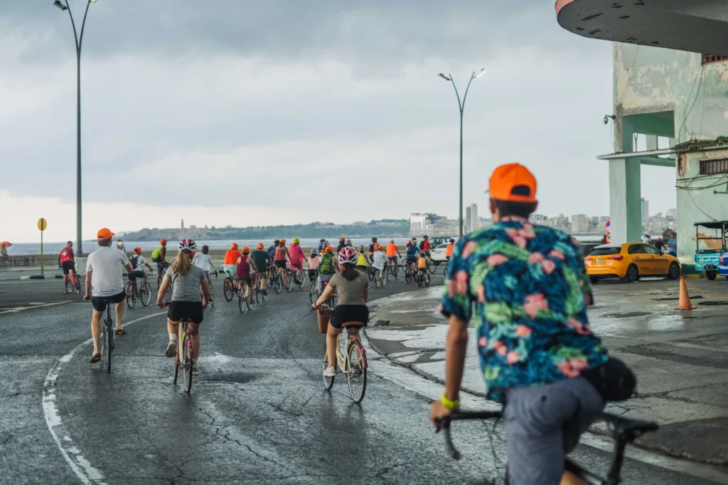 La masa de ciclistas se mueve por el Malecón de La Habana