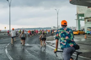 La masa de ciclistas se mueve por el Malecón de La Habana