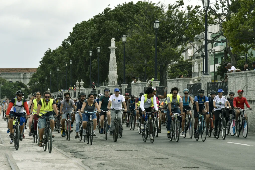Un enrome grupo de ciclistas pedalea por la Avenida del Puerto