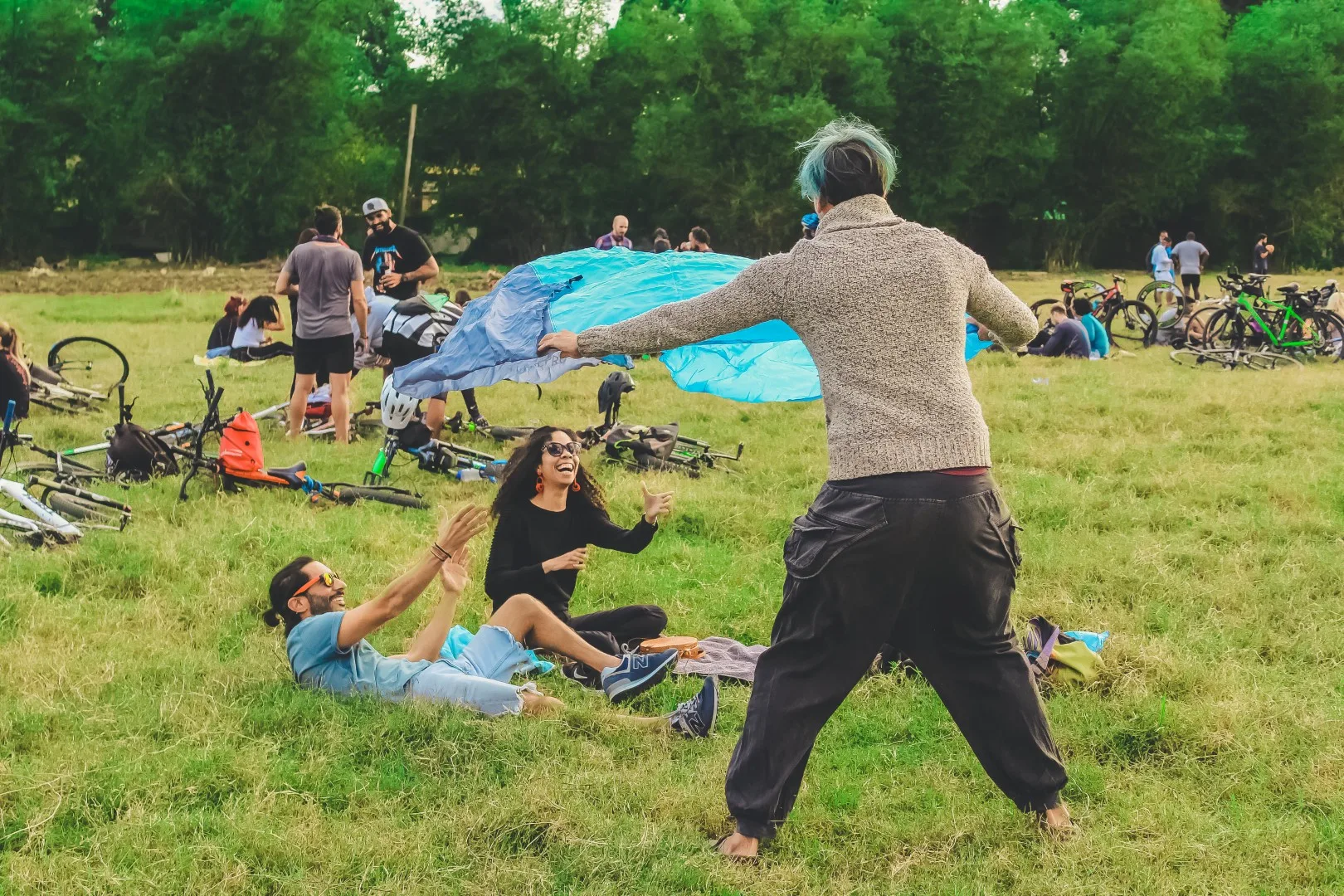 Chico tiende una manta para picnic