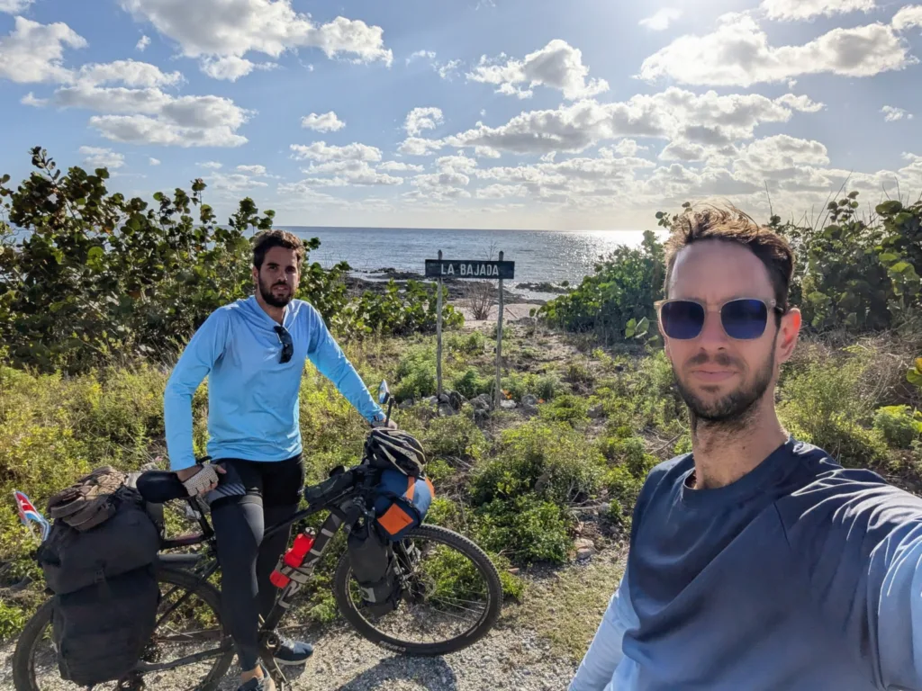 Ernesto y Pavel se toman una foto selfie all llegar a La Bajada.