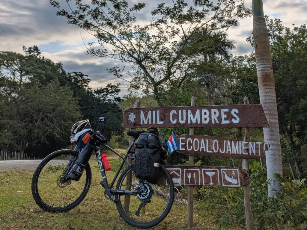 Un cartel anuncia la llegada a un espacio de eco alojamiento en Mil Cumbres.