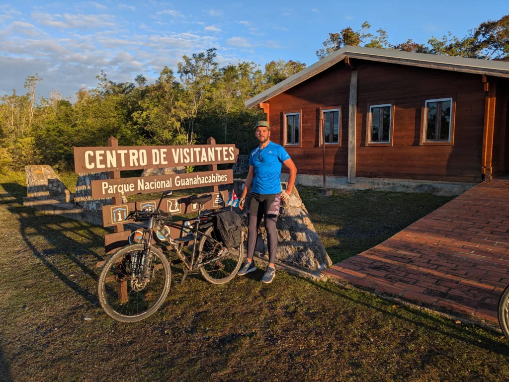 Ernesto en el Centro de Visitantes del Parque Nacional de Guanahacabibes