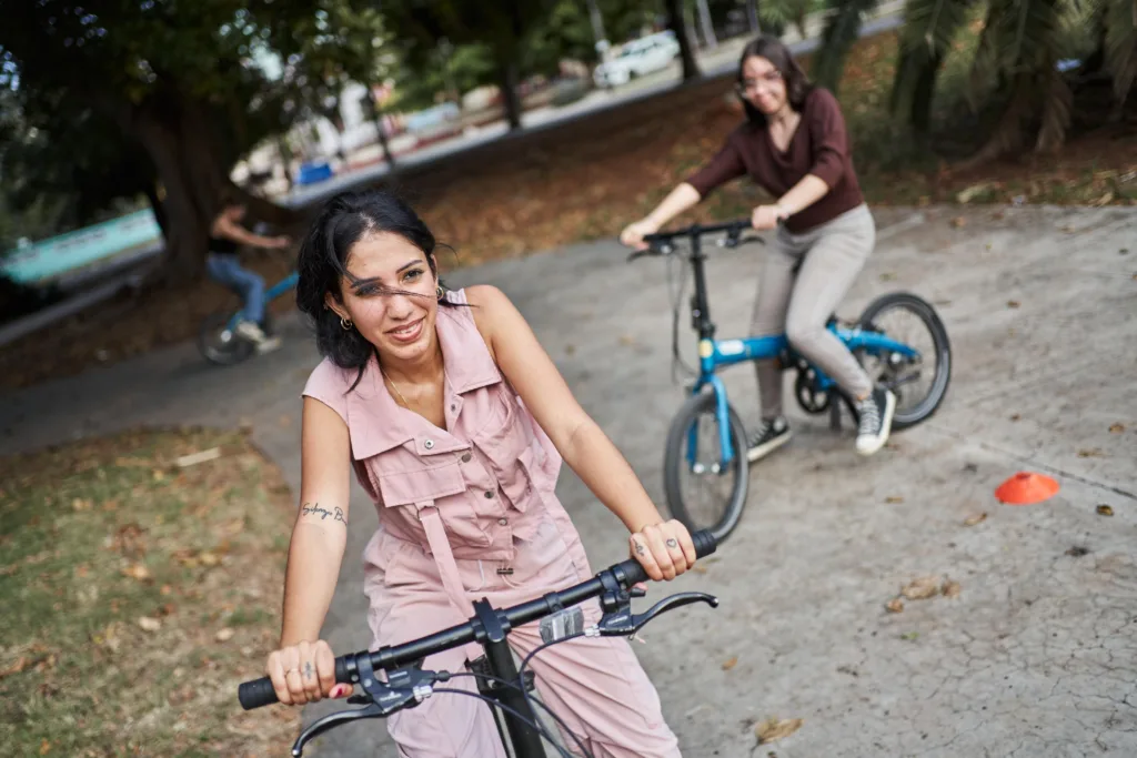 Chicas ejercitan con la bicicleta.