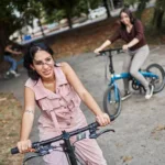 Chicas ejercitan con la bicicleta.