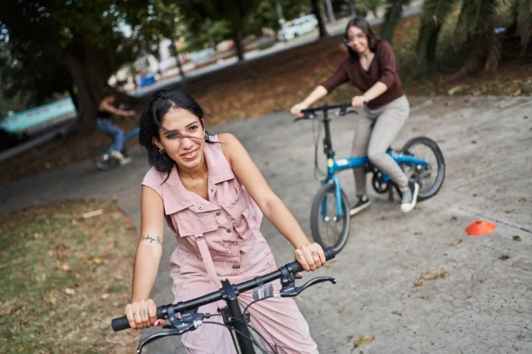 Chicas ejercitan con la bicicleta.